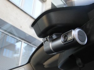 Blackvue bilkamera monterad bakom backspegel